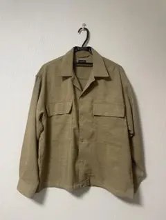 ベージュ ポケット付き長袖シャツ