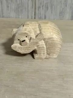 木製鮭を咥えたクマさん