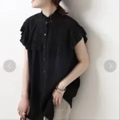 スピックアンドスパン　ノースリーブフリルブラウス ブラック系のサムネイル