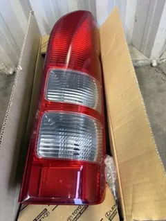 トヨタハイエース　右　テールランプレンズのサムネイル