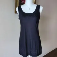 ストーン装飾付き濃紺のタンクトップ