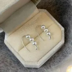 艶出し 3連パールフックピアス