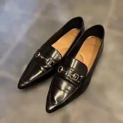 黒いレザー ポインテッドトゥ ローファー