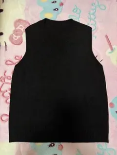 黒のVネックニットベスト
