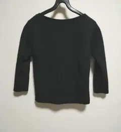 黒い長袖トップス