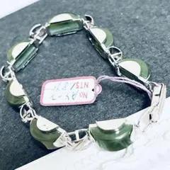 翡翠調の石がついたブレスレット