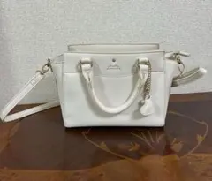 ホワイト ハンドバッグ チャーム付き