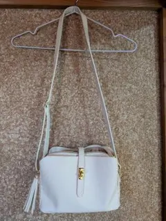 【grove】ホワイトのショルダーバッグ