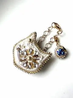 【旧作セール】白猫　キラキラ　2wayバッグチャーム兼用ブローチ ハンドメイド