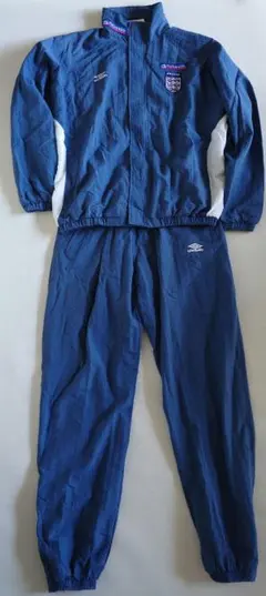 アンブロ製サッカーイングランド代表モデルナイロン製セットアップ（トラックスーツ）