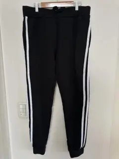 黒のジョガーパンツ サイド白ストライプ