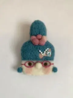 ハンドメイド羊毛フェルトブローチ「お花と蝶々」ブルー