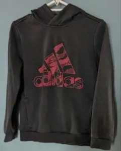 春✳adidas 黒 フード付きパーカー 赤ロゴ140