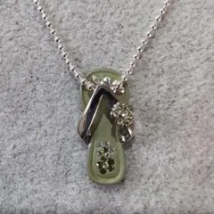 ハワイアンジュエリー ビーチサンダル型ペンダントネックレス(グリーン)
