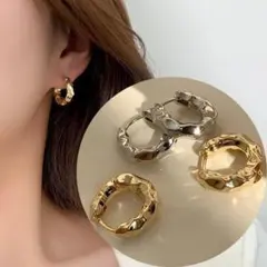ゴールド 波状 フープピアス シンプル 小ぶり キャッチレス