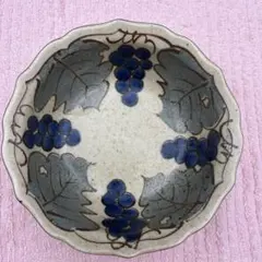 ブドウ模様の陶器皿