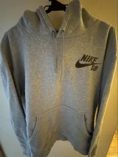 Nike SB グレー フード付きパーカー M／レディース