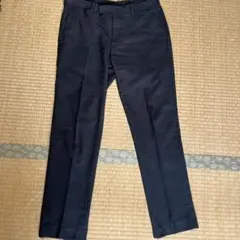 UNIQLO ダークグレー スラックス バックポケット付き