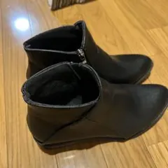 黒いレザー風ショートブーツ