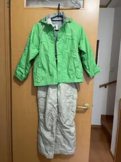 子ども用グリーンジャケットとスノーパンツセット