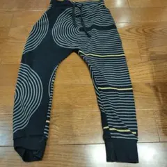 ストライプデザインの黒長ズボン