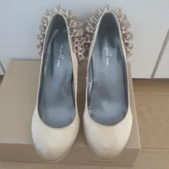 お値下げしました！NIGHTI ベージュ フリル付きパンプス