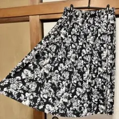 4L 黒白花柄プリーツロングスカート