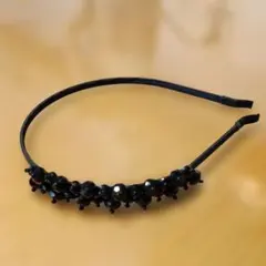 【新品未使用】 黒のビーズ装飾のカチューシャ