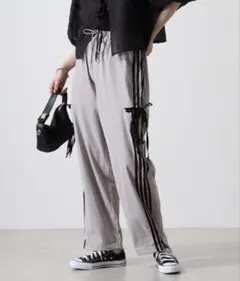 .works 脇ラインカットアウトリボン結びトラックパンツ