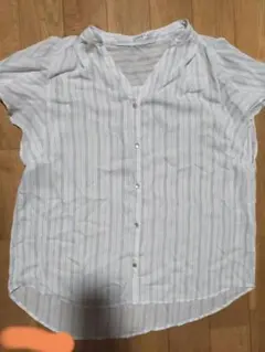 ハニーズ 白と薄い青のストライプ半袖シャツ