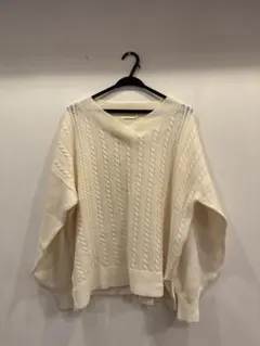 アイボリー Vネック ケーブル編み ニット