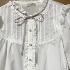 axes femme リボン白ブラウス