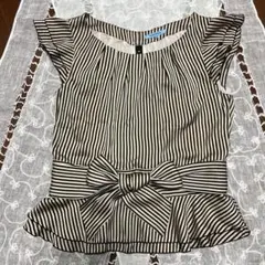 ストライプ柄フリル袖ペプラムトップス