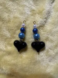 ハート型ビーズピアス 黒と青
