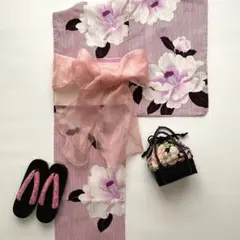 【浴衣5点セット】ボヌールセゾン　浴衣　半幅帯　飾り帯　かごバッグ　下駄　椿　縞