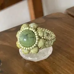 13－15号　マーブル模様のビーズのお花風リング　ライトグリーン系