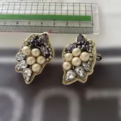 パールとストーンの飾りのサムネイル