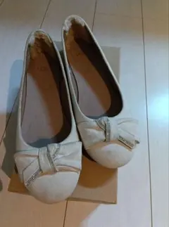 UGG★ベージュ リボン付きフラットシューズ