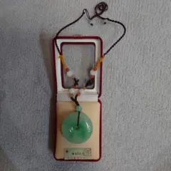 翡翠製ドーナツ型ペンダント