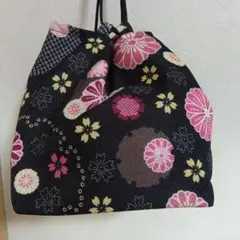 浴衣に最適　和装用 巾着バッグ 黒地 桜・菊柄のサムネイル