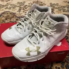Under Armour バスケットボールシューズ ホワイト ゴールド27センチのサムネイル