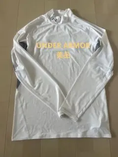 UNDER ARMOUR ホワイトグレー ハイネック　インナー長袖アンダーシャツ