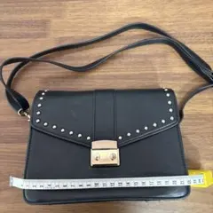 スタッズ付き黒ショルダーバッグ 約25cm x 18cm