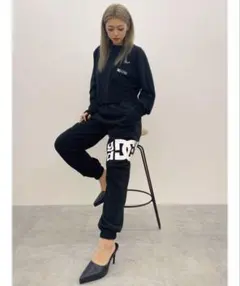 ブラック ロゴ入り スウェットパンツ