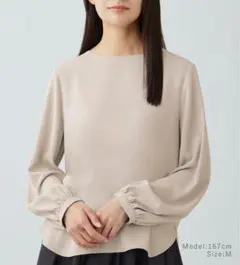 PLST ラウンドヘムＴブラウス ベージュ Ｓサイズのサムネイル