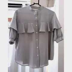 N. Natural Beauty Basic バンドカラーラッフルブラウス