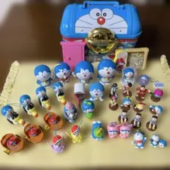 ドラえもん 未来デパート限定品　ホームズセットブロンズ像風フィギュア ドラえもん」“シャーロック・ホームズセット”をモチーフにした小物入れ