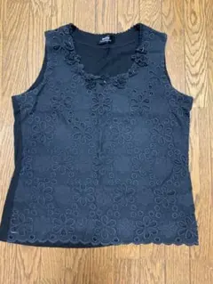 アミティエ　黒の花柄刺繍ノースリーブトップス