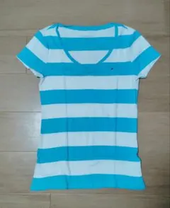 Tommy Hilfiger 青と白のストライプ Tシャツ