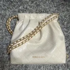 CHARLES & KEITH キルティング ショルダーバッグ　Sサイズのサムネイル